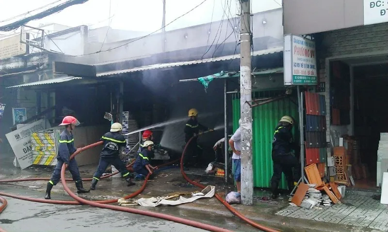 Cảnh sát PCCC nhanh chóng có mặt khống chế hỏa hoạn. 